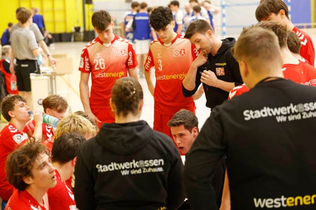 17 01 2026 Handball championship round B juniors TSV Pfungstadt TuSEM Essen 33 36 in time-out coach Florian Buddenborg TuSEM talks kneeling in front of the team Pfungstadt Hessen Germany