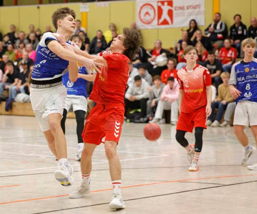 17 01 2026 Handball championship round B juniors TSV Pfungstadt TuSEM Essen 33 36 Goal throw Ben Ludwig 4 TSV right Moritz Rhiem 23 TuSEM with a firm grip Pfungstadt Hesse Germany