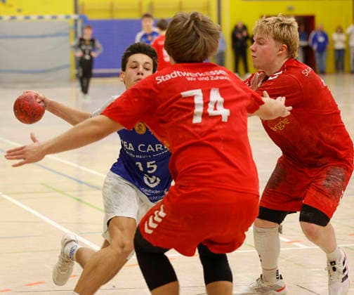 17 01 2026 Handball Master Round B Juniors TSV Pfungstadt TuSEM Essen 33 36 v li Lasse Herbert 15 TSV Mika Kuno 74 TuSEM Tom Schemionek 14 TuSEM re Goal throw Felix Patrzalek 8 TSV Pfungstadt Hesse Germany