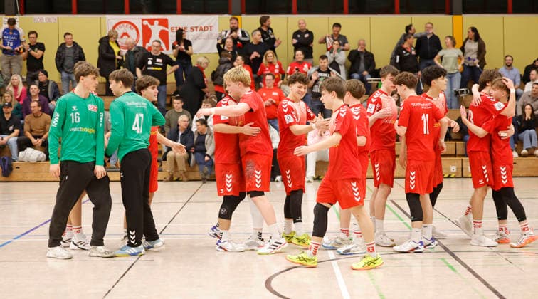 17 01 2026 Handball championship round B juniors TSV Pfungstadt TuSEM Essen 33 36 Joyful jubilation Emotion after the end of the game about the away victory among the TuSEM Essen players in front of their own fans in the full Pfungstadt sports hall Hesse Germany