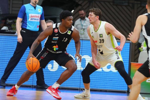 18 Matchday of the Basketball 2 Bundesliga ProA in the Oberfrankenhalle in Bayreuth Season 2025 2026 BBC Bayreuth vs Paderborn Baskets Willem Brandwijk BBC Bayreuth 39 right Jalen Johnson Paderborn Baskets 13 left