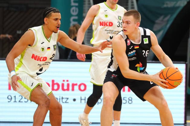 18 Basketball 2 Bundesliga ProA matchday in the Oberfrankenhalle in Bayreuth 2025 2026 season BBC Bayreuth v Paderborn Baskets Leroy Ikejiaku BBC Bayreuth 22 left Leonard Kröger Paderborn Baskets 26 right