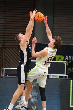18 Matchday of the Basketball 2 Bundesliga ProA in the Oberfrankenhalle in Bayreuth Season 2025 2026 BBC Bayreuth against Paderborn Baskets Willem Brandwijk BBC Bayreuth 39 right Leonard Kröger Paderborn Baskets 26 left