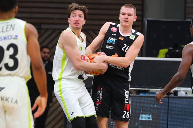 18 Matchday of the Basketball 2 Bundesliga ProA in the Oberfrankenhalle in Bayreuth Season 2025 2026 BBC Bayreuth against Paderborn Baskets Willem Brandwijk BBC Bayreuth 39 left Leonard Kröger Paderborn Baskets 26 right