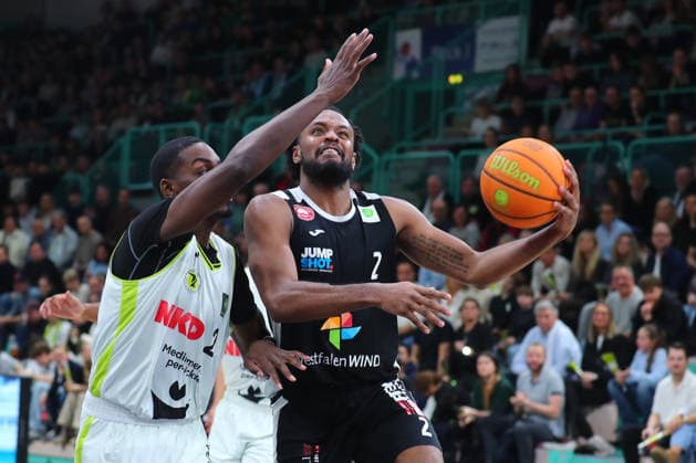 18 Matchday of the Basketball 2 Bundesliga ProA in the Oberfrankenhalle in Bayreuth Season 2025 2026 BBC Bayreuth vs Paderborn Baskets Tehree Horn BBC Bayreuth 2 left Branden Maughmer Paderborn Baskets 2 right