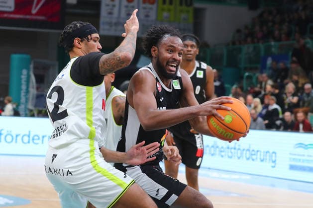 18 Matchday of the Basketball 2 Bundesliga ProA in the Oberfrankenhalle in Bayreuth Season 2025 2026 BBC Bayreuth vs Paderborn Baskets Cantia Rahming BBC Bayreuth 12 left Branden Maughmer Paderborn Baskets 2 right