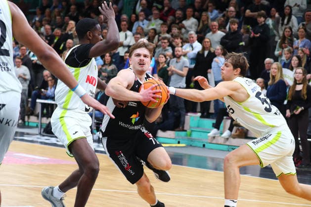 18 Matchday of the Basketball 2 Bundesliga ProA in the Oberfrankenhalle in Bayreuth Season 2025 2026 BBC Bayreuth vs Paderborn Baskets Tehree Horn BBC Bayreuth 2 left Lenny Liedtke BBC Bayreuth 55 right Jonathan Klussmann Paderborn Baskets 71 center