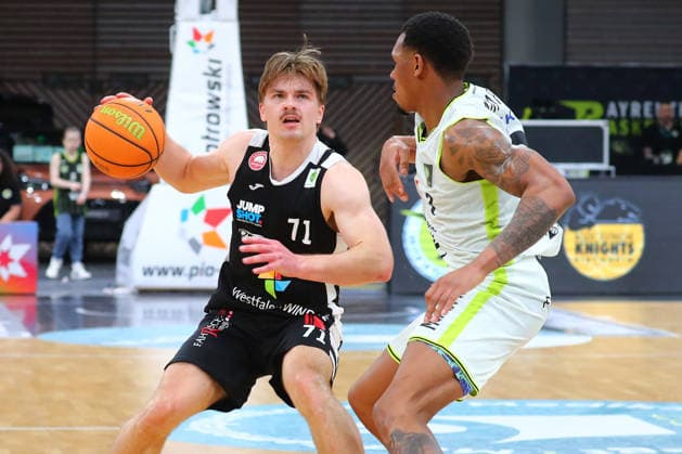 18 Matchday of the Basketball 2 Bundesliga ProA in the Oberfrankenhalle in Bayreuth Season 2025 2026 BBC Bayreuth vs Paderborn Baskets Rayshawn Mart BBC Bayreuth 3 right Jonathan Klussmann Paderborn Baskets 71 left