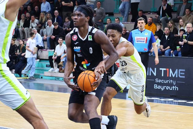 18 Matchday of the Basketball 2 Bundesliga ProA in the Oberfrankenhalle in Bayreuth Season 2025 2026 BBC Bayreuth vs Paderborn Baskets KeVaughn Allen BBC Bayreuth 23 right Kevin Osawe Paderborn Baskets 0 left