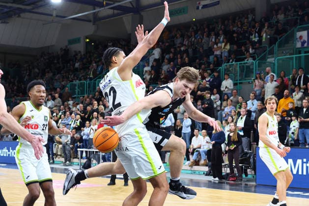 18 Basketball 2 Bundesliga ProA matchday in the Oberfrankenhalle in Bayreuth 2025 2026 season BBC Bayreuth v Paderborn Baskets Leroy Ikejiaku BBC Bayreuth 22 left Jonathan Klussmann Paderborn Baskets 71 right