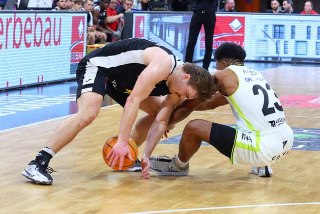 18 Matchday of the Basketball 2 Bundesliga ProA in the Oberfrankenhalle in Bayreuth Season 2025 2026 BBC Bayreuth vs Paderborn Baskets KeVaughn Allen BBC Bayreuth 23 right Jonathan Klussmann Paderborn Baskets 71 left