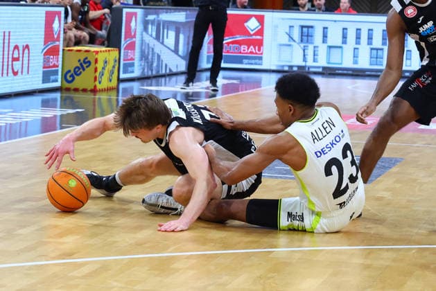 18 Matchday of the Basketball 2 Bundesliga ProA in the Oberfrankenhalle in Bayreuth Season 2025 2026 BBC Bayreuth vs Paderborn Baskets KeVaughn Allen BBC Bayreuth 23 right Jonathan Klussmann Paderborn Baskets 71 left