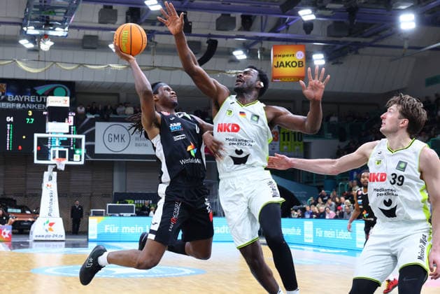 18 Matchday of the Basketball 2 Bundesliga ProA in the Oberfrankenhalle in Bayreuth Season 2025 2026 BBC Bayreuth vs Paderborn Baskets Nat Diallo BBC Bayreuth 8 center Kevin Osawe Paderborn Baskets 0 left