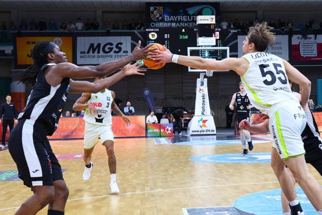 18 Matchday of the Basketball 2 Bundesliga ProA in the Oberfrankenhalle in Bayreuth Season 2025 2026 BBC Bayreuth vs Paderborn Baskets Lenny Liedtke BBC Bayreuth 55 right Kevin Osawe Paderborn Baskets 0 left