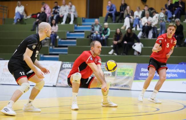 Germany Kriftel 17 01 2026 Volleyball Hessen 2 Bundesliga South Men Season 2025 2026 TuS Kriftel red L E Volleys blue v l Florian Ruhm Kriftel Nr 12 , Jannik Weber Kriftel Nr 7 , Thoralf Schmelzer Kriftel Nr 5 Sport TuS Kriftel L E Volleys