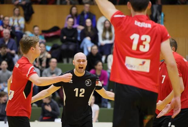 Germany Kriftel 17 01 2026 Volleyball Hessen 2 Bundesliga South Men Season 2025 2026 TuS Kriftel red L E Volleys blue f l Thoralf Schmelzer Kriftel Nr 5 , Florian Ruhm Kriftel Nr 12 , Pascal Eichler Kriftel Nr 13 Sport TuS Kriftel L E Volleys