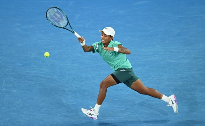 TENNIS AUSTRALIAN OPEN, Mananchaya Sawangkaew of Thailand in action during the Women™s 1st round match against Emma Raducanu of Great Britain on day 1 of the 2026 Australian Open tennis tournament at Melbourne Park in Melbourne, Sunday, January 18, 2026. ( NO ARCHIVING MELBOURNE VICTORIA AUSTRALIA  Copyright: xJAMESxROSSx 20260118163498930299