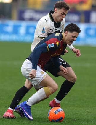 Genoa™s Vitinha fight for the ball with Parma™s Gaetano Pio Oristanio during the Serie A soccer match between Parma and Genoa at the Ennio Tardini Stadium in Parma - Sunday , January 18, 2026. - Soccer .  Copyright: xGiannixSantandrea LaPressex