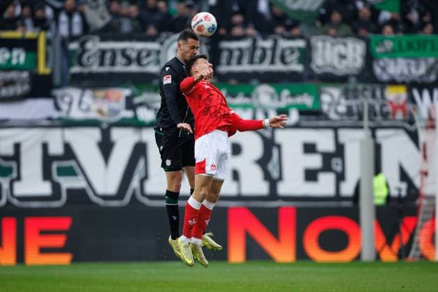 Bastian Allgeier Hannover 96 in a header duel with Daniel Hanslik 1 FC Kaiserslautern , 1 FC Kaiserslautern vs Hannover 96, Football, 2 Bundesliga, Matchday 18, Season 2025 2026, 18 01 2025 1 FC Kaiserslautern vs Hannover 96, Football, 2 Bundesliga, Matchday 18, Season 2025 2026, 18 01 2025 Copyright: xEibner-Pressefoto AlexanderxNeisx EP_ANS