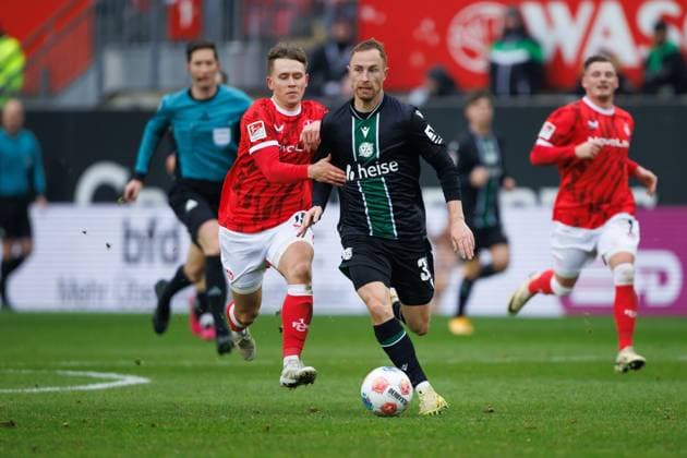 Maurice Neubauer Hannover 96 in duel with Naatan Skyttae 1 FC Kaiserslautern , 1 FC Kaiserslautern vs Hannover 96, Soccer, 2 Bundesliga, Matchday 18, Season 2025 2026, 18 01 2025 1 FC Kaiserslautern vs Hannover 96, Soccer, 2 Bundesliga, Matchday 18, Season 2025 2026, 18 01 2025 Copyright: xEibner-Pressefoto AlexanderxNeisx EP_ANS