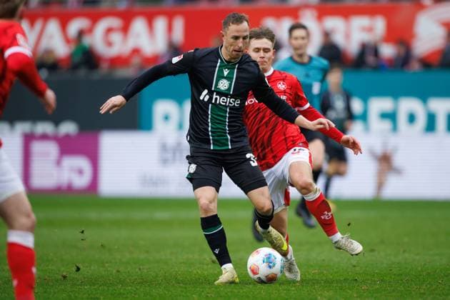 Maurice Neubauer Hannover 96 in duel with Naatan Skyttae 1 FC Kaiserslautern , 1 FC Kaiserslautern vs Hannover 96, Soccer, 2 Bundesliga, Matchday 18, Season 2025 2026, 18 01 2025 1 FC Kaiserslautern vs Hannover 96, Soccer, 2 Bundesliga, Matchday 18, Season 2025 2026, 18 01 2025 Copyright: xEibner-Pressefoto AlexanderxNeisx EP_ANS