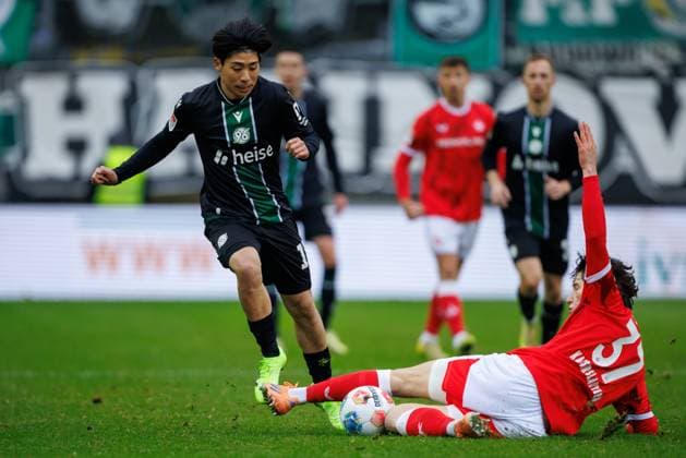 Daisuke Yokota Hannover 96 in duel with Leon Robinson 1 FC Kaiserslautern , 1 FC Kaiserslautern vs Hannover 96, Soccer, 2 Bundesliga, Matchday 18, Season 2025 2026, 18 01 2025 1 FC Kaiserslautern vs Hannover 96, Soccer, 2 Bundesliga, Matchday 18, Season 2025 2026, 18 01 2025 Copyright: xEibner-Pressefoto AlexanderxNeisx EP_ANS