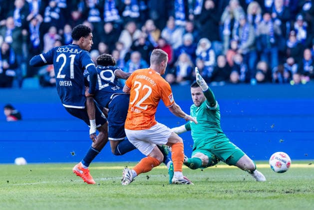 2 Soccer Bundesliga, VfL Bochum SV Darmstadt 98 18 01 2026 Francis Onyeka VfL Bochum, 21 shoots the 1 1 against Fabian Holland SV Darmstadt 98, 32 and Marcel Schuhen SV Darmstadt 98, 1 2 Soccer Bundesliga, VfL Bochum SV Darmstadt 98, VONONVIA Ruhrstadion on 18 01 2026 DFL REGULATIONS PROHIBIT ANY USE OF PHOTOGRAPHS AS IMAGE SEQUENCES AND OR QUASI VIDEO Copyright: xBEAUTIFULxSPORTS Wunderlx