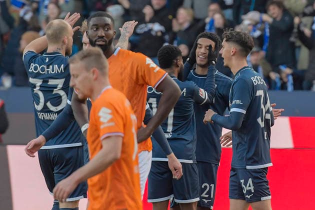Francis Onyeka Bochum 21 cheers with the team after scoring the 1 1 goal 18 01 2026 Football VfL Bochum vs SV Darmstadt 98, Vonovia Ruhrstadion, Bochum, DFB DFL REGULATIONS PROHIBIT ANY USE OF PHOTOGRAPHS AS IMAGE SEQUENCES AND OR QUASI VIDEO Copyright: xpepphotox xHorstxMauelshagenx pep00321, pep_20260118_hm_256037