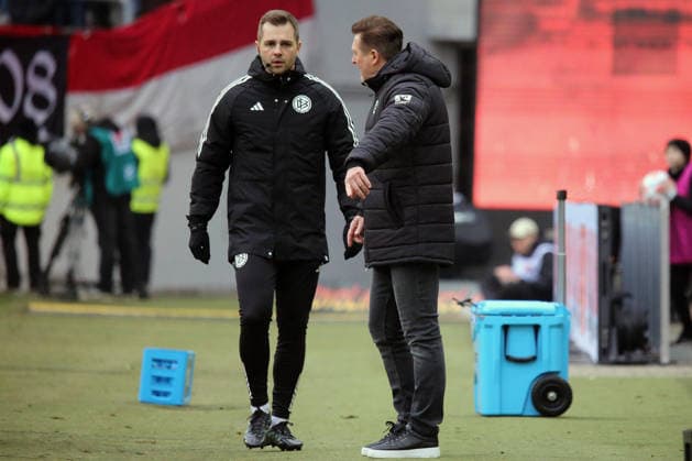 2 Bundesliga 1 FC Kaiserslautern Hannover 96 on 18 01 2026 at Fritz Walter Stadion in Kaiserslautern Fourth official Referee Marc Philip Eckermann Coach Christian Titz Hannover 96 gives instructions, gesticulates, gesticulate with arms gives instructions, gesticulate SM