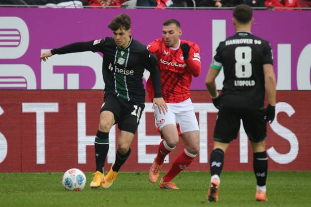 2 Bundesliga 1 FC Kaiserslautern Hannover 96 on 18 01 2026 at Fritz Walter Stadium in Kaiserslautern Noah Weißhaupt Hannover 96 Luca Sirch 1 FC Kaiserslautern duel, action, action, battle for the ball SM