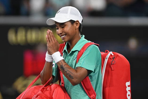 TENNIS AUSTRALIAN OPEN, Mananchaya Sawangkaew of Thailand acknowledges the crowd after the loosing the Women™s Singles first round match against Emma Raducanu of Great Britain on day 1 of the 2026 Australian Open tennis tournament at Melbourne Park in Melbourne, Sunday, January 18, 2026. ( NO ARCHIVING MELBOURNE VICTORIA AUSTRALIA  Copyright: xLUKASxCOCHx 20260119190240980690