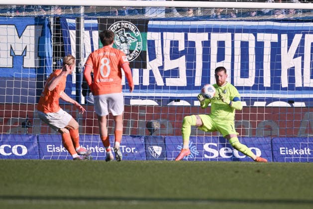 Isac Lidberg SV Darmstadt 98 , left , scores the goal against goalkeeper Timo Horn VfL Bochum to 2 2 18 01 2026, Soccer 2 Bundesliga, Season 2025 2026, Matchday 18, VfL Bochum SV Darmstadt 98 DFL regulations prohibit any use of photographs as image sequences and or quasi video Bochum Vonovia Ruhrstadion Nordrhein Westfalen Germany Team2