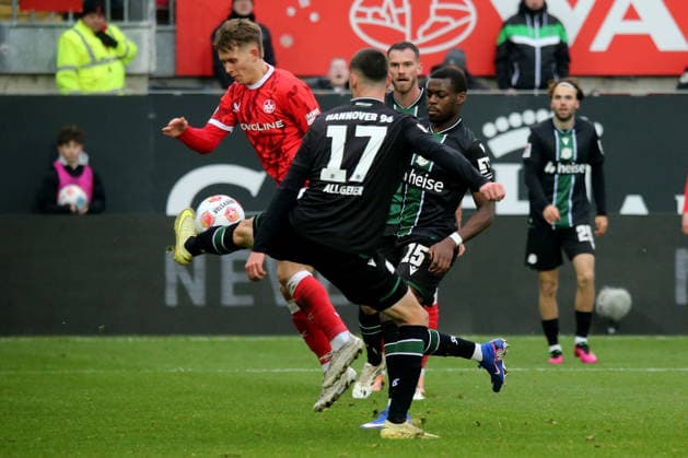 2 Bundesliga 1 FC Kaiserslautern Hannover 96 on 18 01 2026 at Fritz Walter Stadion in Kaiserslautern Bastian Allgeier Hannover 96 Naatan Mikael Skyttä 1 FC Kaiserslautern Noel Aseko Hannover 96 duel, action, action, battle for the ball SM