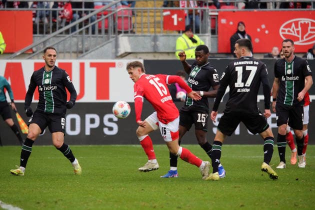 2 Bundesliga 1 FC Kaiserslautern Hannover 96 on 18 01 2026 at the Fritz Walter Stadium in Kaiserslautern Virgil Ghita Hannover 96 Bastian Allgeier Hannover 96 Naatan Mikael Skyttä 1 FC Kaiserslautern Noel Aseko Hannover 96 duel, action, action, battle for the ball SM