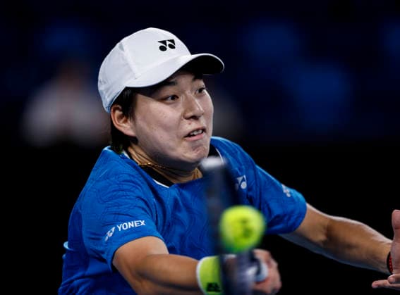 (260118) -- MELBOURNE, Jan. 18, 2026 -- Bai Zhuoxuan hits a return during the women s singles 1st round match between Bai Zhuoxuan of China and Anastasia Pavlyuchenkova of Russia at the Australian Open tennis tournament in Melbourne, Australia, Jan. 18, 2026. ) (SP)AUSTRALIA-MELBOURNE-TENNIS-AUSTRALIAN OPEN-WOMEN S SINGLES MaxPing 