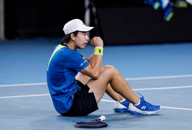 (260118) -- MELBOURNE, Jan. 18, 2026 -- Bai Zhuoxuan celebrates after winning the women s singles 1st round match between Bai Zhuoxuan of China and Anastasia Pavlyuchenkova of Russia at the Australian Open tennis tournament in Melbourne, Australia, Jan. 18, 2026. ) (SP)AUSTRALIA-MELBOURNE-TENNIS-AUSTRALIAN OPEN-WOMEN S SINGLES MaxPing 
