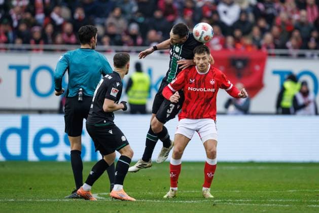 Boris Tomiak Hannover 96 in a header duel with Daniel Hanslik 1 FC Kaiserslautern , 1 FC Kaiserslautern vs Hannover 96, Football, 2 Bundesliga, Matchday 18, Season 2025 2026, 18 01 2025 1 FC Kaiserslautern vs Hannover 96, Football, 2 Bundesliga, Matchday 18, Season 2025 2026, 18 01 2025 Copyright: xEibner-Pressefoto AlexanderxNeisx EP_ANS