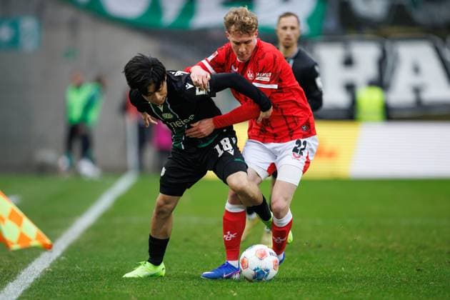Daisuke Yokota Hannover 96 in duel with Mika Haas 1 FC Kaiserslautern , 1 FC Kaiserslautern vs Hannover 96, Soccer, 2 Bundesliga, Matchday 18, Season 2025 2026, 18 01 2025 1 FC Kaiserslautern vs Hannover 96, Soccer, 2 Bundesliga, Matchday 18, Season 2025 2026, 18 01 2025 Copyright: xEibner-Pressefoto AlexanderxNeisx EP_ANS