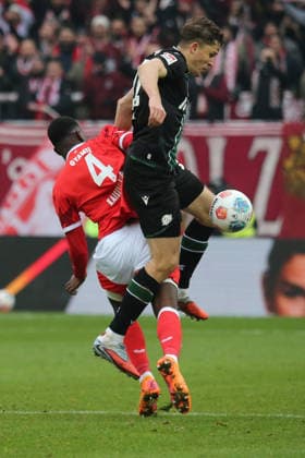 2 Bundesliga 1 FC Kaiserslautern Hannover 96 on 18 01 2026 at Fritz Walter Stadium in Kaiserslautern Maxwell Gyamfi 1 FC Kaiserslautern Benedikt Pichler Hannover 96 duel, action, action, battle for the ball SM