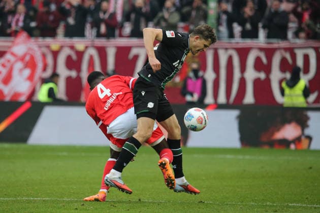 2 Bundesliga 1 FC Kaiserslautern Hannover 96 on 18 01 2026 at Fritz Walter Stadium in Kaiserslautern Maxwell Gyamfi 1 FC Kaiserslautern Benedikt Pichler Hannover 96 duel, action, action, battle for the ball SM