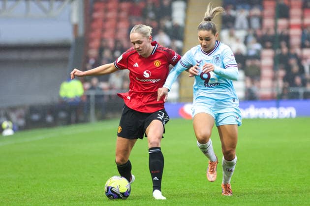 Manchester United, ManU Women v Burnley FC Women - Adobe Women s FA Cup 4th Round 25 26 Manchester United s new signing Hanna Lundkvist dribbling and under pressure from Alethea Paul against Burnley Women - Adobe Women s FA Cup 4th Round 18.01.2026 Leigh Leigh Sports Village United Kingdom Copyright: xZacharyxLockex