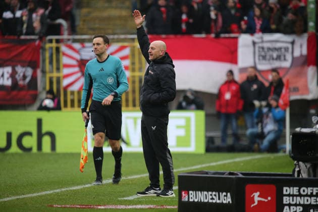 2 Bundesliga 1 FC Kaiserslautern Hannover 96 on 18 01 2026 at Fritz Walter Stadion in Kaiserslautern Coach Torsten Lieberknecht 1 FC Kaiserslautern gives instructions, gesticulates, gesticulates with arms gives instructions, gesticulate SM
