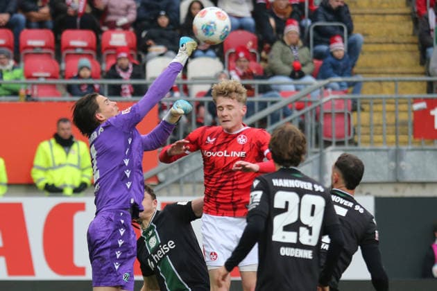 2 Bundesliga 1 FC Kaiserslautern Hannover 96 on 18 01 2026 at Fritz Walter Stadium in Kaiserslautern Nahuel Noll Hannover 96 Mika Haas 1 FC Kaiserslautern duel, action, action, battle for the ball SM