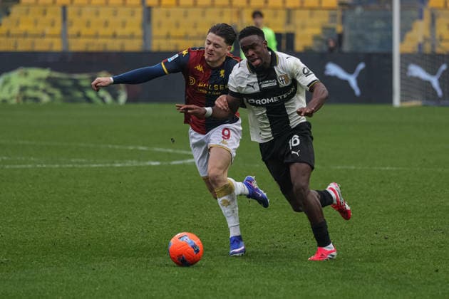 January 18, 2026, Parma: Parma™s Mandela Keita fights for the ball against Genoa™s Vitinha during the italian soccer Serie A match between Parma Calcio 1913 vs Genoa CFC on january 18, 2026 at the Stadio Ennio Tardini in Parma, Italy. ANSA Soccer: Serie A; Parma Vs Genoa  - ZUMAa110 20260118_zaf_a110_011 Copyright: xLorenzoxCattanix