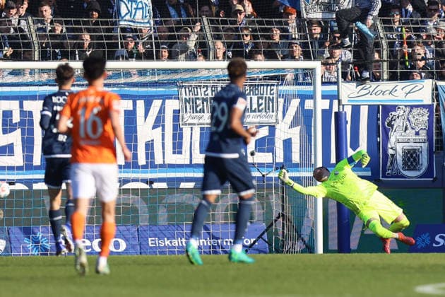 Goal kick to 1 0 for Darmstadt 98 by Fraser Hornby SV Darmstadt 98 , Timo Horn VfL Bochum , Farid Alfa Ruprecht VfL Bochum , Hiroki Akiyama SV Darmstadt 98 GER, VfL Bochum vs SV Darmstadt 98, Soccer, 2 Liga, Matchday 18, Season 2025 2026, 18 01 2026 DFL REGULATES PROHIBIT ANY USE OF PHOTOGRAPHS AS IMAGE SEQUENCES AND OR QUASI VIDEO GER, VfL Bochum vs SV Darmstadt 98, Football, 2 Liga, Matchday 18, Season 2025 2026, 18 01 2026 Bochum Copyright: xEibner-Pressefoto FrankxZeisingx EP_FZG