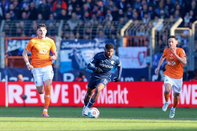 Duel between Moritz Broni Kwarteng VfL Bochum and Hiroki Akiyama SV Darmstadt 98 GER, VfL Bochum vs SV Darmstadt 98, Football, 2 Liga, Matchday 18, Season 2025 2026, 18 01 2026 DFL REGULATES PROHIBIT ANY USE OF PHOTOGRAPHS AS IMAGE SEQUENCES AND OR QUASI VIDEO GER, VfL Bochum vs SV Darmstadt 98, Football, 2 Liga, Matchday 18, Season 2025 2026, 18 01 2026 Bochum Copyright: xEibner-Pressefoto FrankxZeisingx EP_FZG