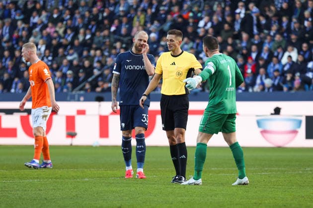 Philipp Hofmann VfL Bochum , Marcel Schuhen SV Darmstadt 98 , SR Felix Bickel GER, VfL Bochum vs SV Darmstadt 98, Football, 2 Liga, Matchday 18, Season 2025 2026, 18 01 2026 DFL REGULATIONS PROHIBIT ANY USE OF PHOTOGRAPHS AS IMAGE SEQUENCES AND OR QUASI VIDEO GER, VfL Bochum vs SV Darmstadt 98, Football, 2 Liga, Matchday 18, Season 2025 2026, 18 01 2026 Bochum Copyright: xEibner-Pressefoto FrankxZeisingx EP_FZG