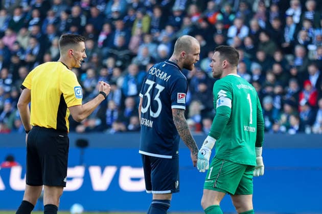 Philipp Hofmann VfL Bochum , Marcel Schuhen SV Darmstadt 98 , SR Felix Bickel GER, VfL Bochum vs SV Darmstadt 98, Football, 2 Liga, Matchday 18, Season 2025 2026, 18 01 2026 DFL REGULATIONS PROHIBIT ANY USE OF PHOTOGRAPHS AS IMAGE SEQUENCES AND OR QUASI VIDEO GER, VfL Bochum vs SV Darmstadt 98, Football, 2 Liga, Matchday 18, Season 2025 2026, 18 01 2026 Bochum Copyright: xEibner-Pressefoto FrankxZeisingx EP_FZG