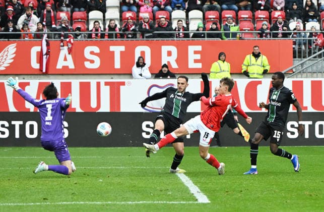 Football 2 Bundesliga Season 2025 26 1 FC Kaiserslautern 18 02 2026 Fritz Walter Stadion 1 FC Kaiserslautern fck Hannover 96 h Big chance for Naatan SKYTTAE 1 FC Kaiserslautern re, goalkeeper Nahuel NOLL Hannover 96 could hold 1 FC Kaiserslautern