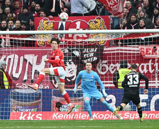 Soccer 2 Bundesliga Season 2025 26 1 FC Kaiserslautern 18 02 2026 Fritz Walter Stadion 1 FC Kaiserslautern fck Hannover 96 h Leon ROBINSON 1 FC Kaiserslautern , left, klärtmi Goalkeeper Julian KRAHL 1 FC Kaiserslautern , Maurice NEUBAUER Hannover 96 , right 1 FC Kaiserslautern